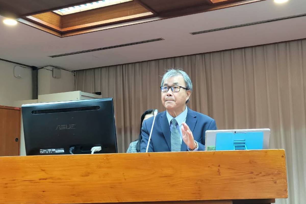 教育部部長鄭英耀立院備詢