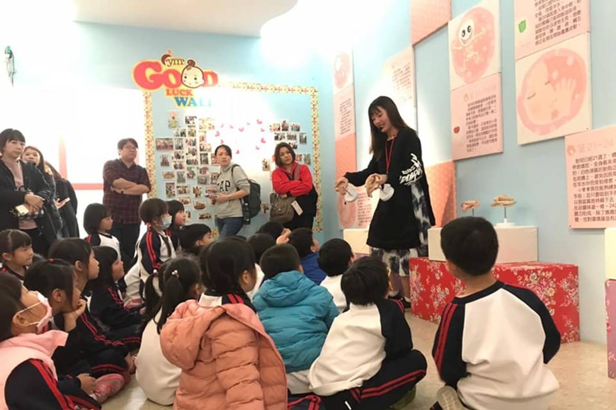 玉美人孕婦裝觀光工廠透過導覽與孕婦模擬體驗，引導孩子認識生命的起點，進一步體會媽媽懷胎十月的辛勞