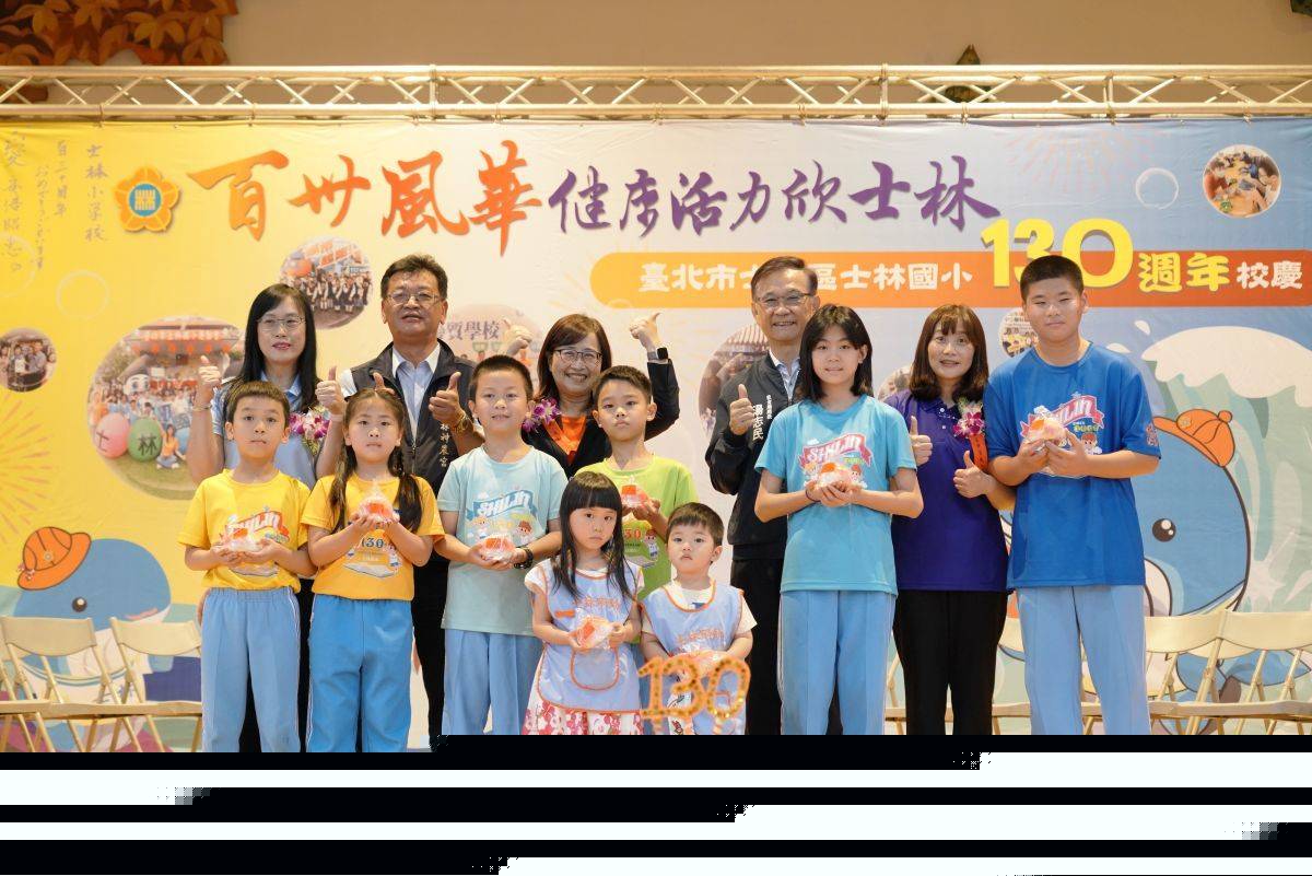 學生代表致贈校慶壽桃給與會來賓