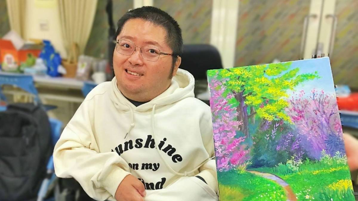 口足畫家沈永德感受到人生無常，覺得一定要善用生命的使用權，用色彩畫出美麗的人生。