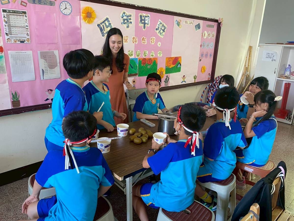 臺北市新和國小前往桃園市復興區介壽國小學生一起吃營養午餐