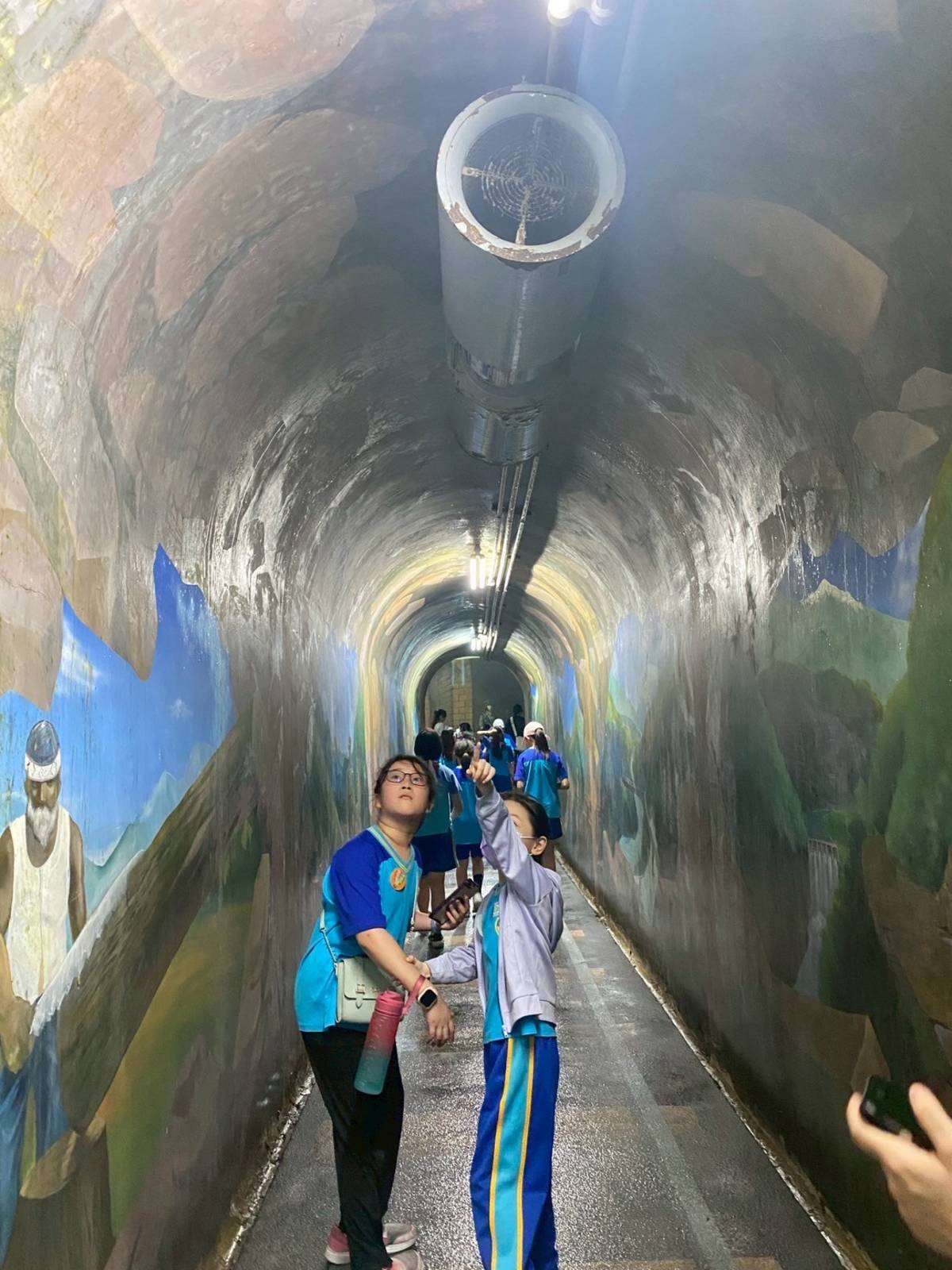 新生學生探索戰備隧道