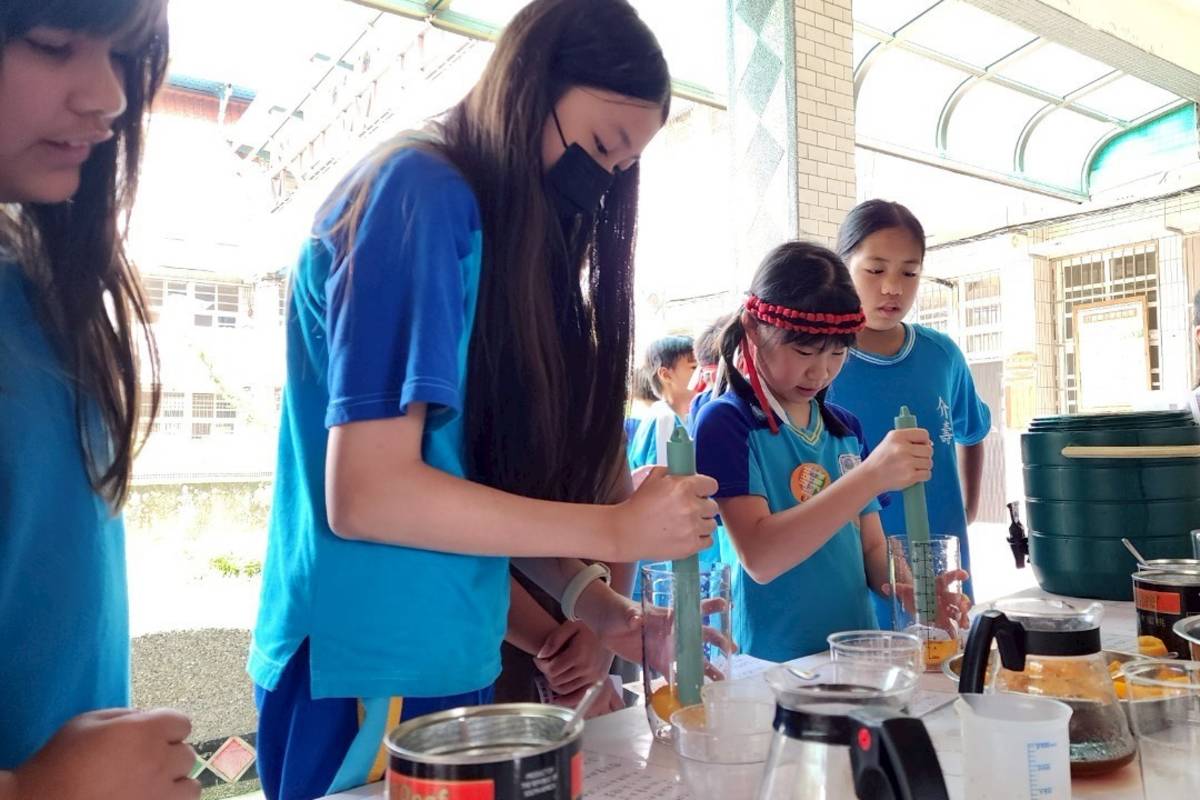 臺北市新和國小前往桃園市復興區介壽國小進行校際交流活動，學生體驗製作泰雅調味飲品