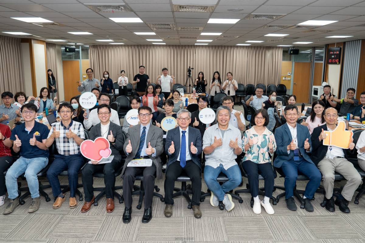 國家科學及技術委員會今天（28日）舉辦「在宅醫療科技推動」跨部會工作坊，邀集經濟部、衛福部、數發部及第一線醫護代表與會，透過科技與醫護的對話，探討如何以科技輔助基層醫療服務，並結合家戶實際需求拓展市場，進而促進生醫產業的發展與創新。(國科會提供)