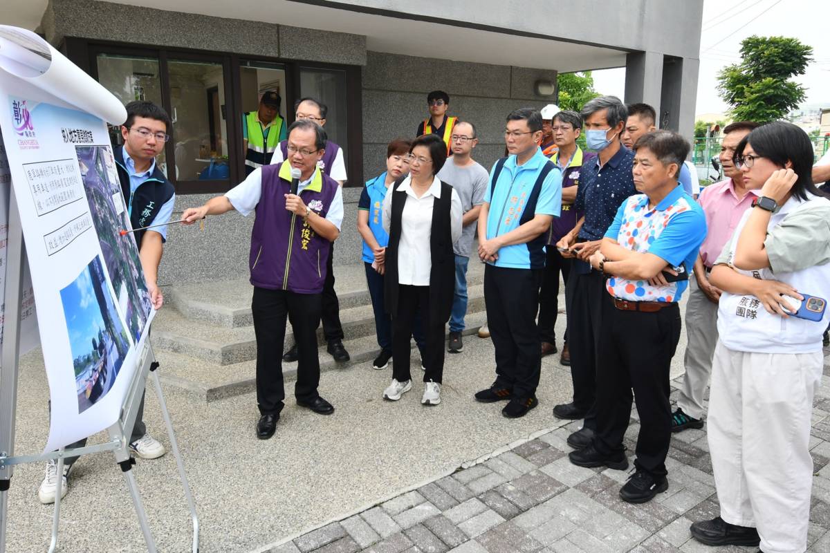 鹿港鎮長許志宏向彰化縣長王惠美簡報工程進度（圖源：彰化縣政府）