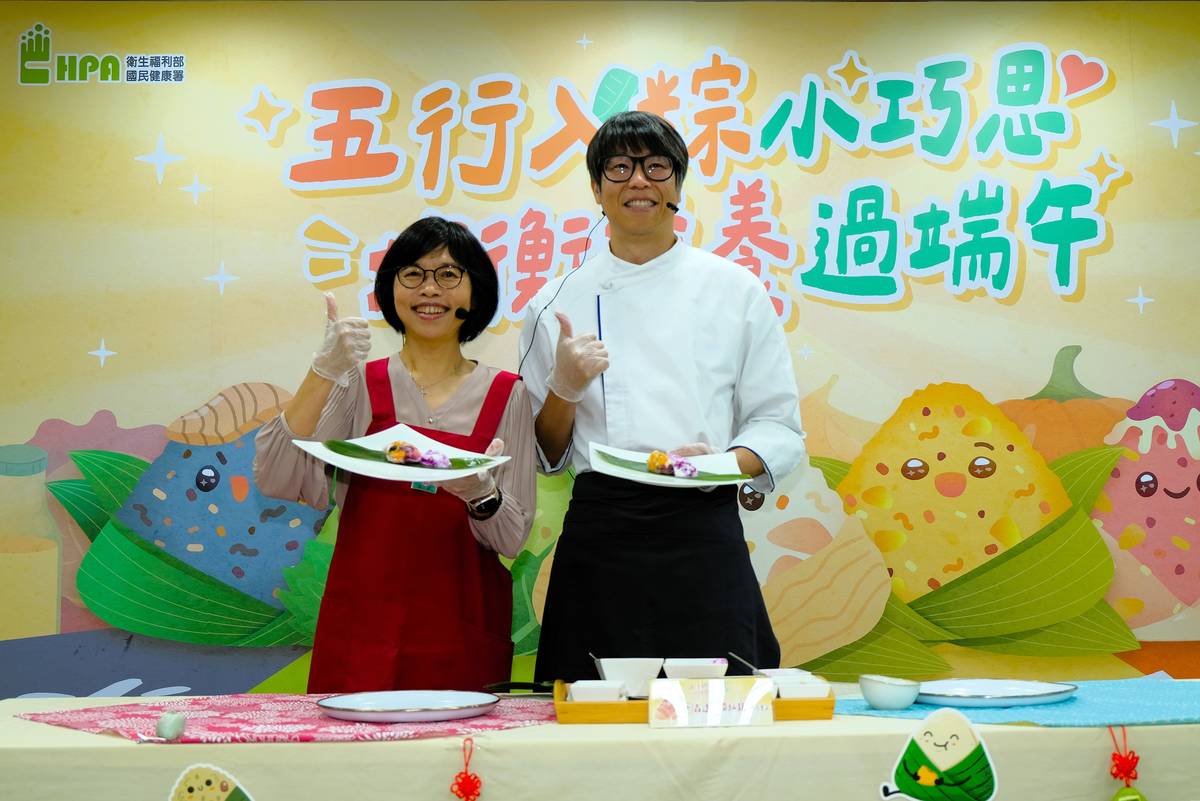 國民健康署邀請主廚陳之穎(右)設計5款健康粽，讓民眾吃得健康。圖左為國建署副署長賈淑麗。(國健署提供)