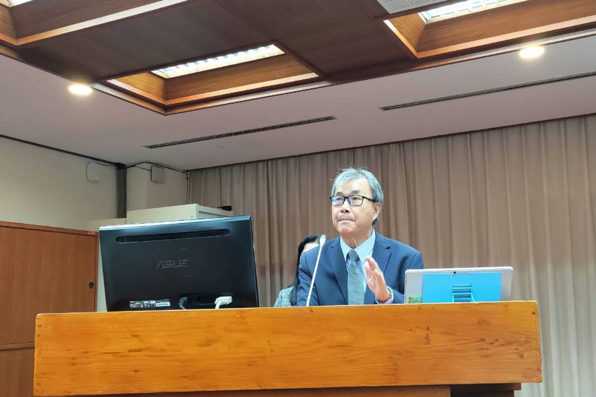 教育部部長鄭英耀立院備詢