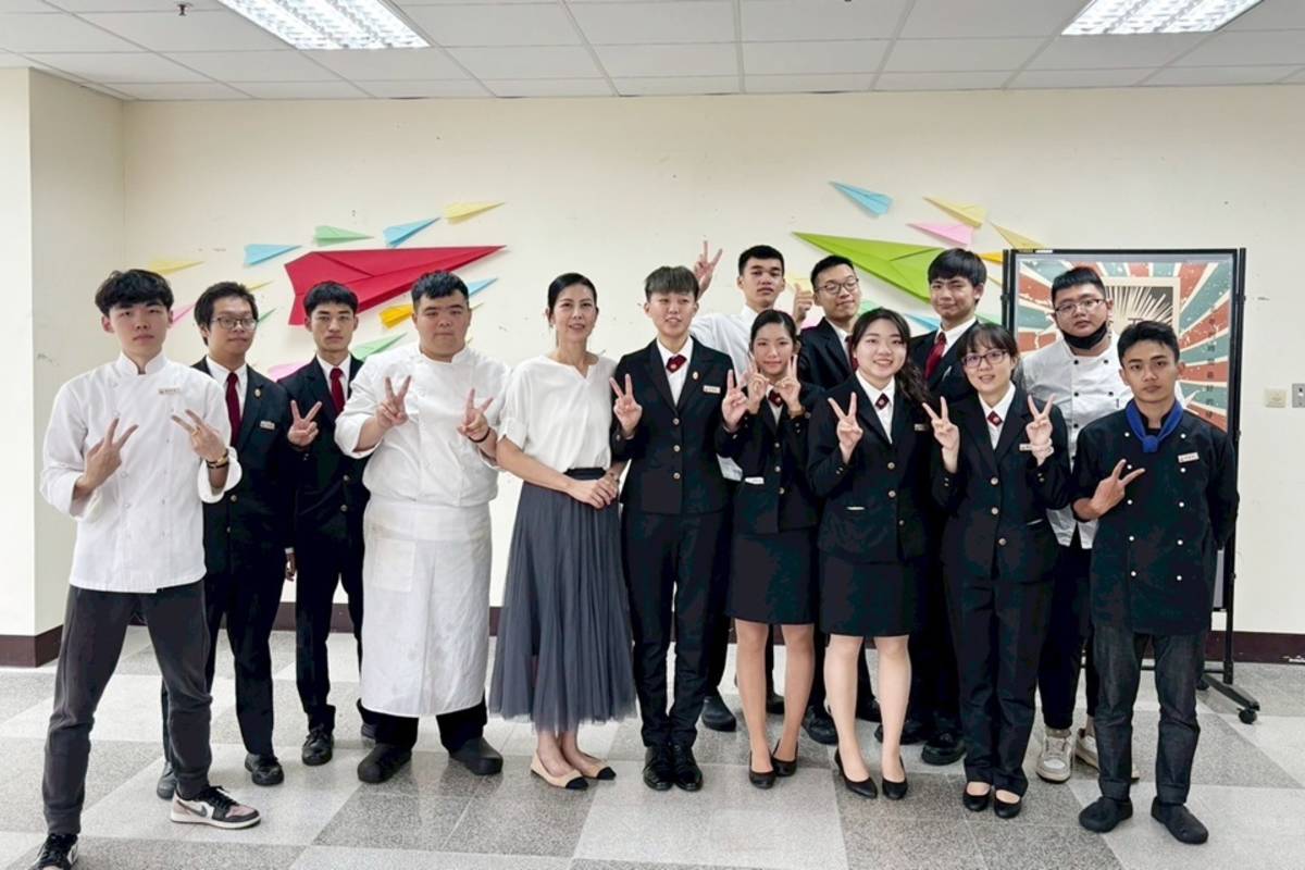 國立臺東專科學校餐旅管理科五專部畢業成果展，以「食日如梭 五緣再來」為主題舉辦午宴，邀請師長及校外合作單位、飯店業者共襄盛舉。