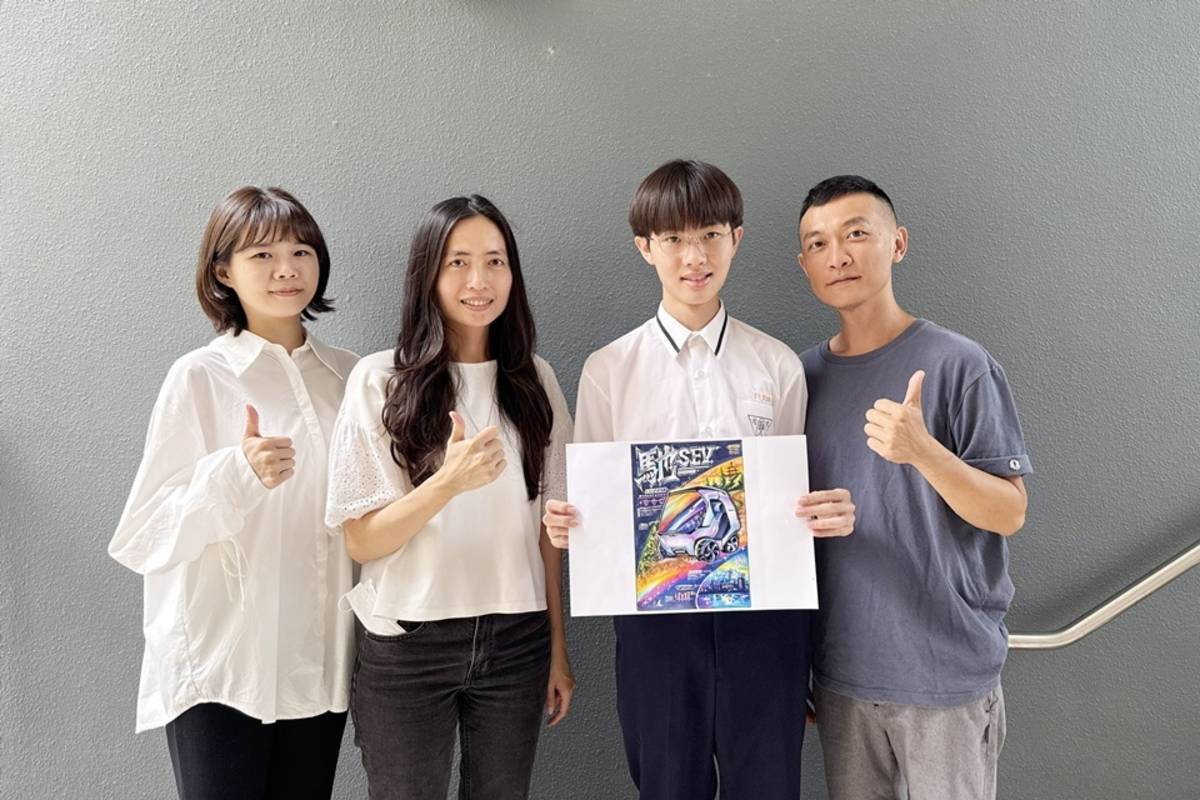 國立臺東高商廣告設計科學生蘇庠宇(右2)，在統測設計群專業科目二「手繪」部分榮獲滿分，在全國6900多位考生中，僅有36位考生取得此一佳績。與廣設科老師群合影。