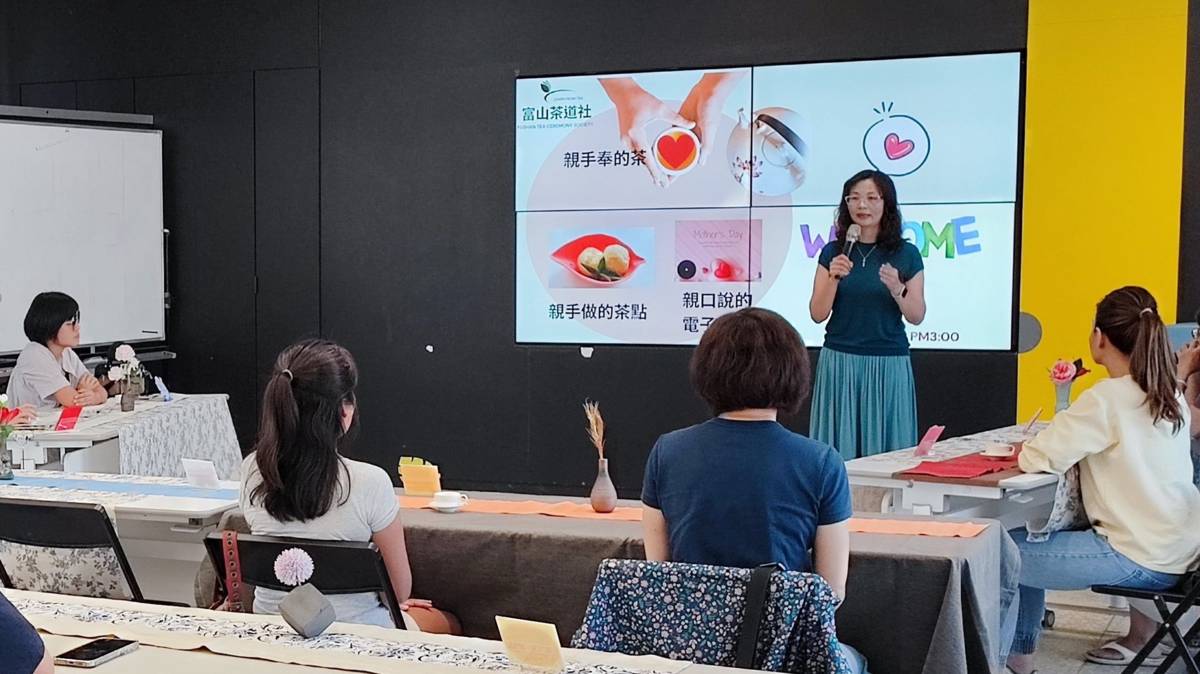 臺東縣卑南鄉富山實驗小學校長 張鳳珠(站立者)