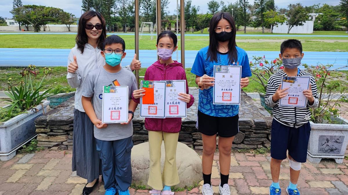 臺東縣卑南鄉富山實驗小學校長 張鳳珠(後排站立者)