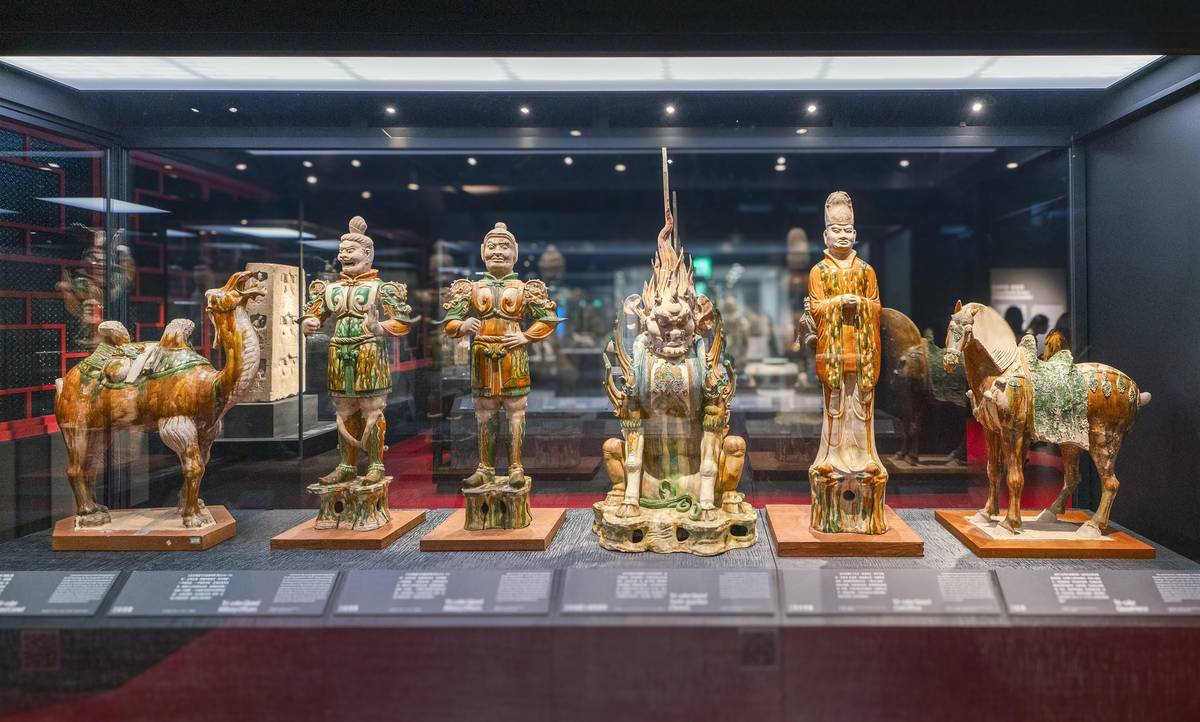 史博館3樓常設展以「在這裡，與大家相遇」為題，精選典藏文物110件，件件精采。(史博館提供)
