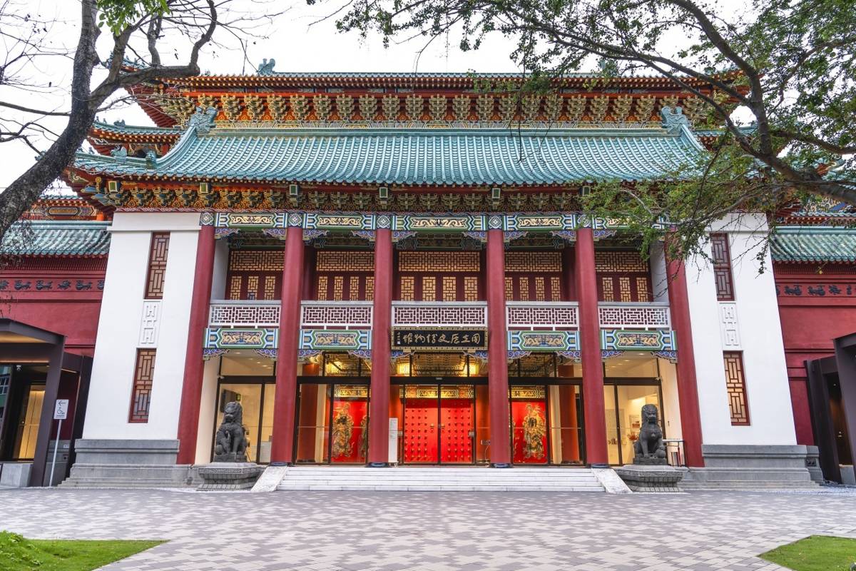 國立歷史博物館緊鄰台北植物園，搭乘捷運淡水線至中正紀念堂站，或新店線至小南門站皆容易步行到達。(史博館提供)