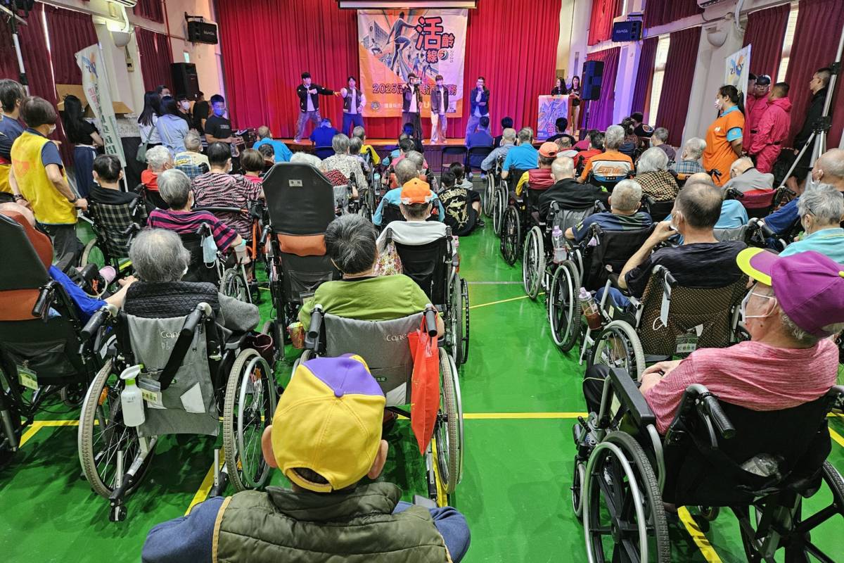 長者觀賞建國科大學生表演（圖源：建國科大）