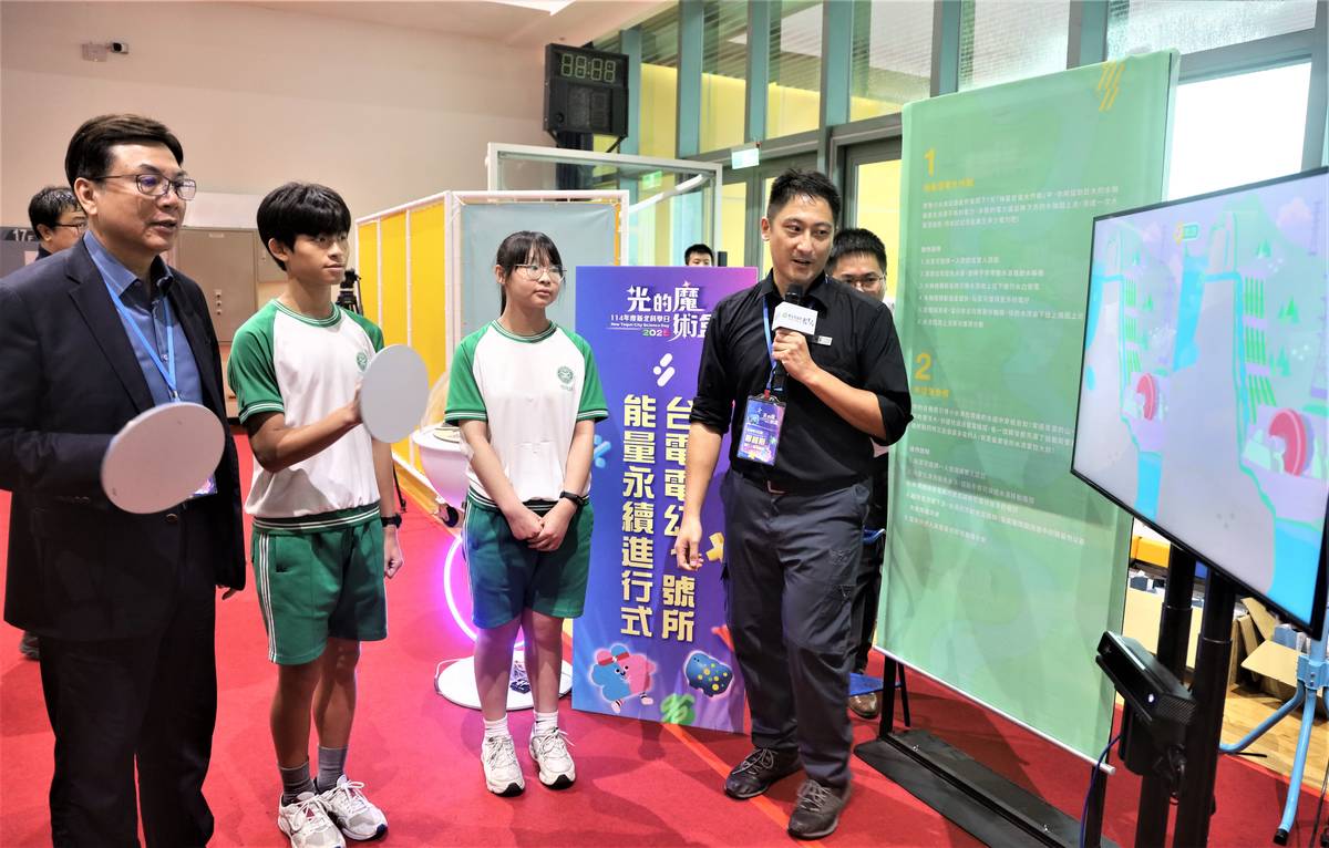 劉和然副市長至台電體驗攤位與自強國中學生互動學習