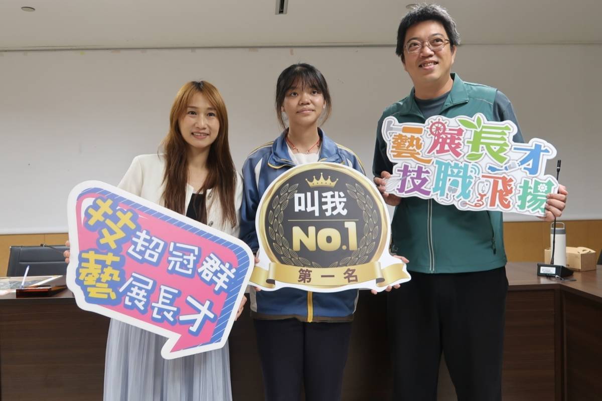 安南國中主任江靜宜(左)、學生鄭珮儀(中)獲全國技優人員