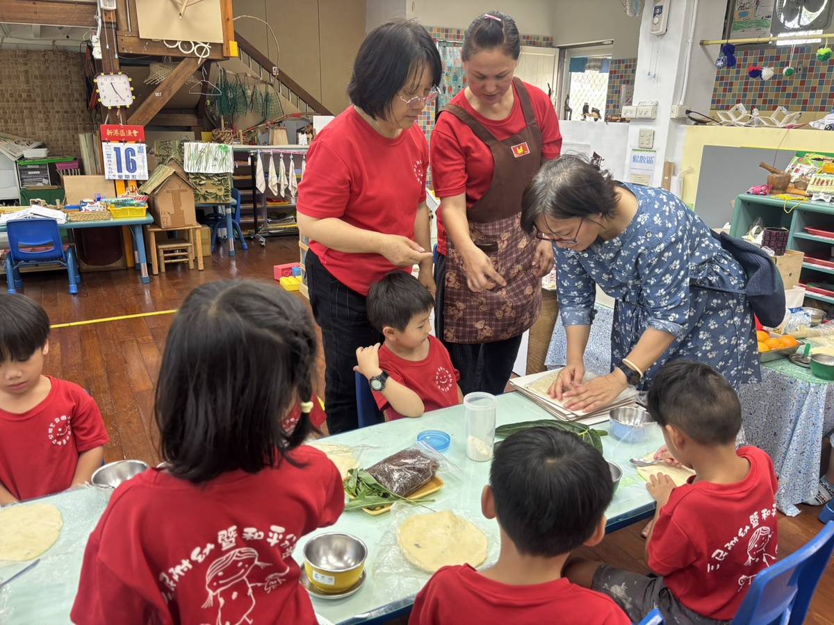 幼兒園小朋友製作披薩
