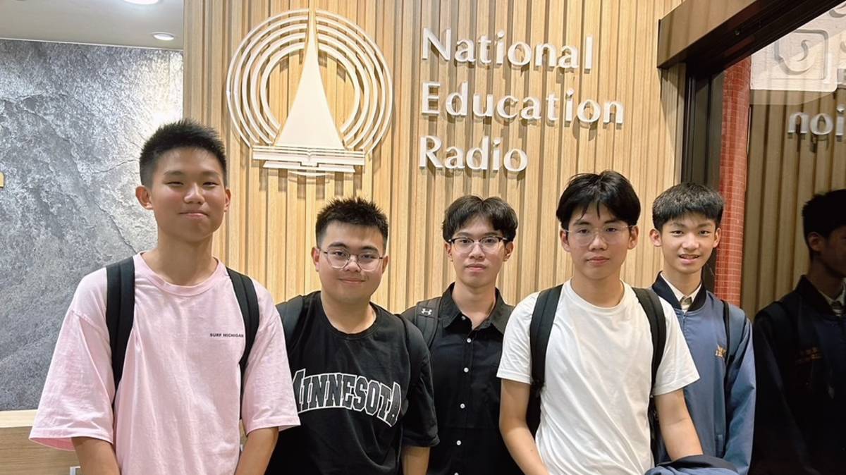 圖2-2台北市立建國中學建中合唱師生代表與端端主持人
