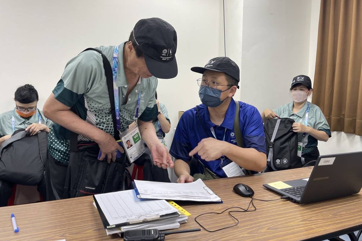 志工站組員耐心協助志工