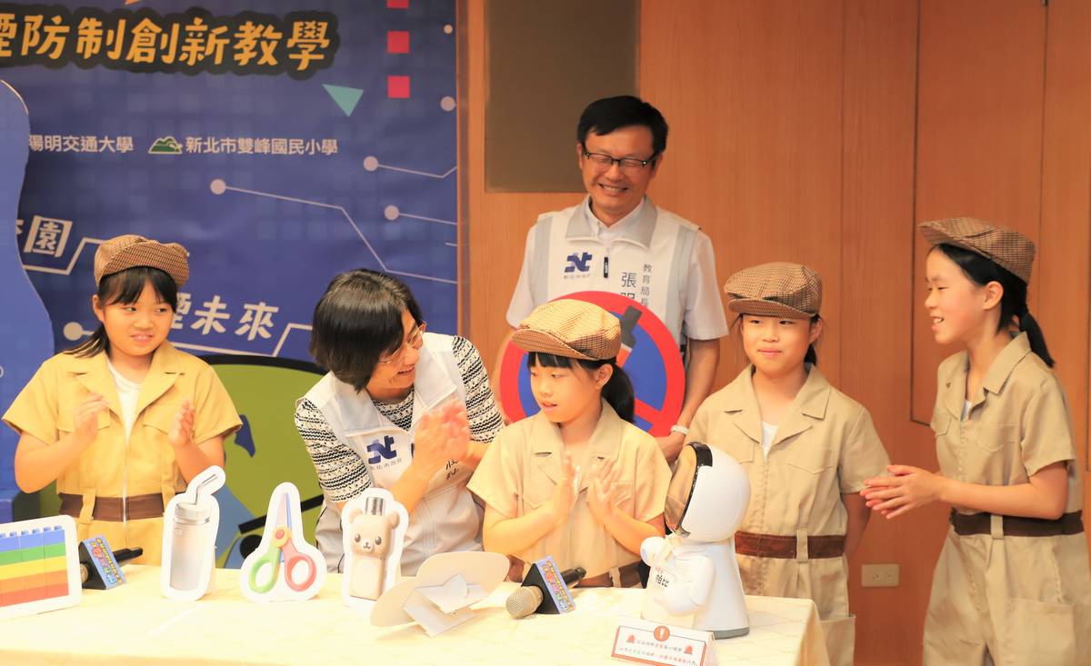 教育局長及衛生局長共同解開電子煙商為吸引購買包裝成誘人口味及酷炫外型的手法