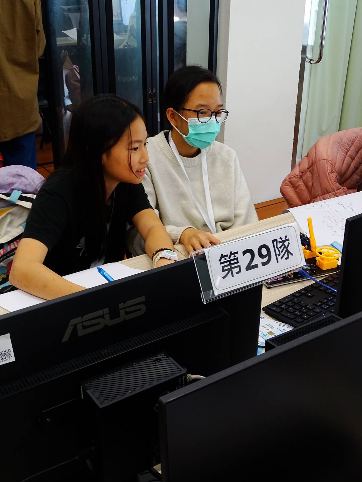 臺北市民族國小學生於競賽現場專注實作