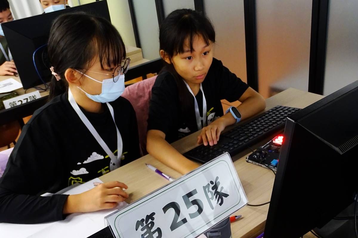 花蓮縣中城國小學生全神貫注進行挑戰