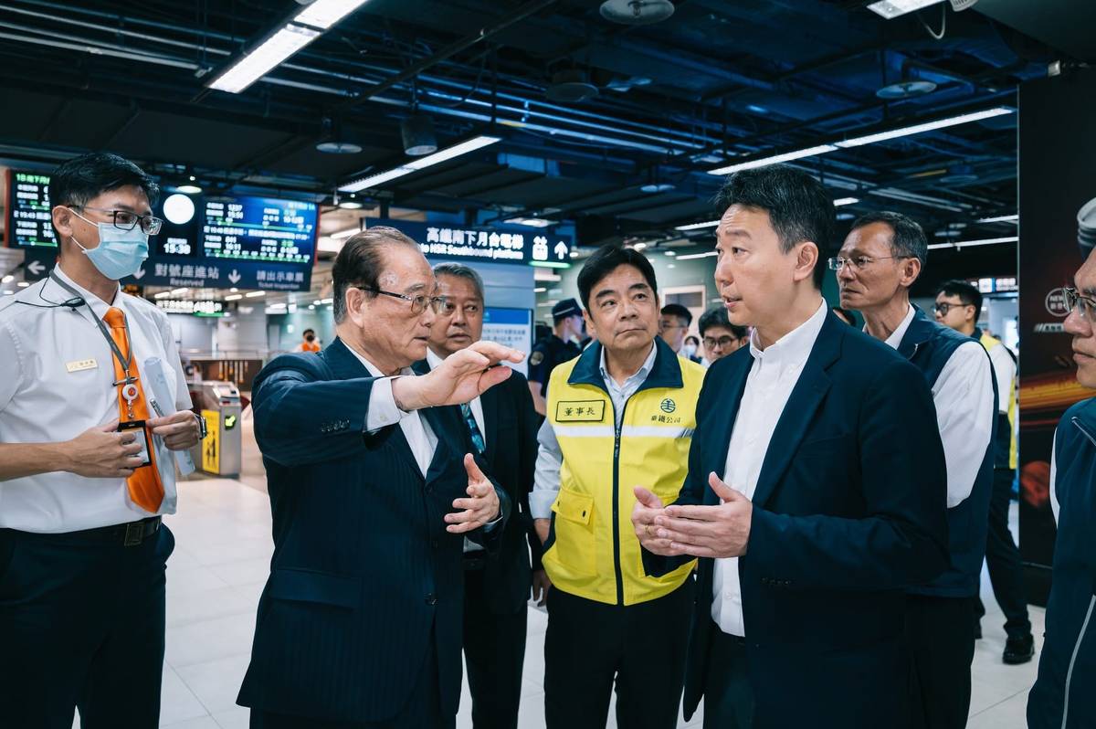 交通部長陳世凱特別前往臺北車站視察，端午連假的交通疏運狀況。