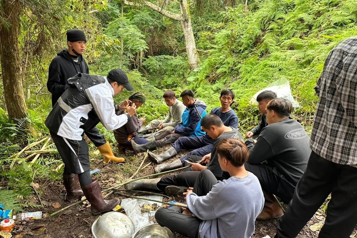 南澳高中老武塔尋根之旅，學生踏查部落遺蹟 (教育部提供)