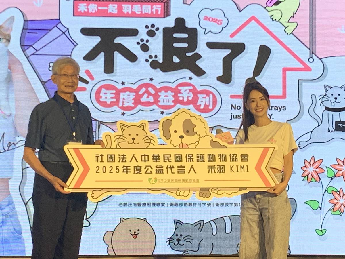 中華民國保護動物協會秘書長李朝全(左)邀請禾羽KIMI擔任公益代言人 (記者攝)