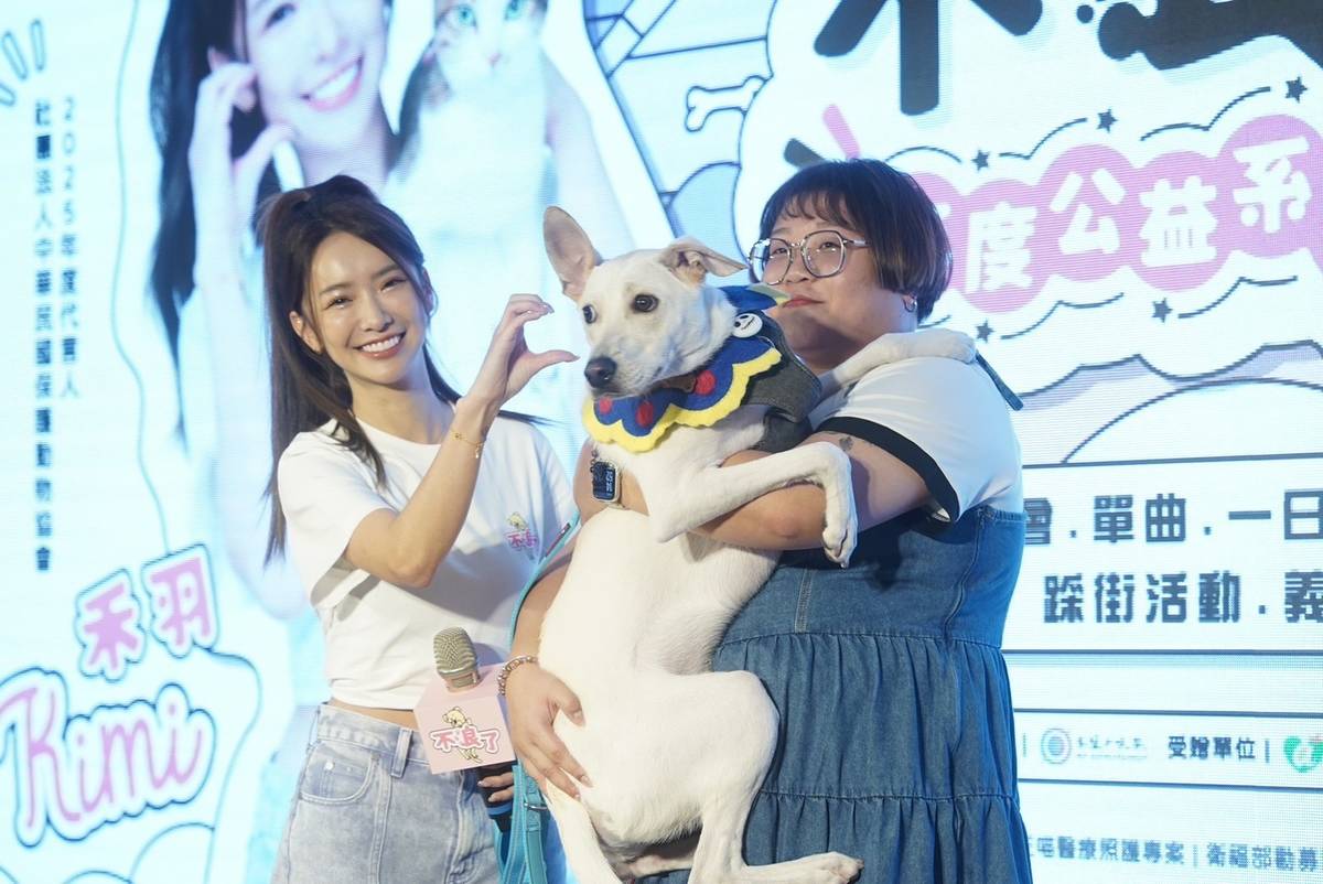形象影片浪愛不流浪的狗主角親臨，與公益代言人禾羽驚喜合照 (主辦單位提供)