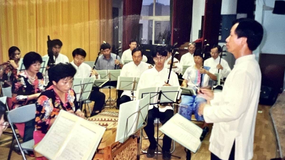 主題：舞出健康、活力的社區元極舞推手
來賓：臺中市體育總會元極舞委員會 陳忠良總幹事

【照片中為陳忠良先生擔任敦煌國樂團團長時，帶領團員參加藝文季表演之情形。】