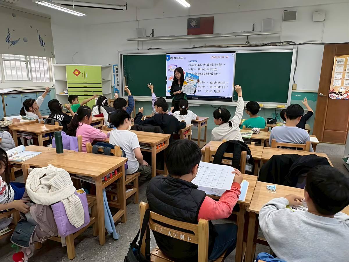 利用閩南語課程進行介紹及宣導