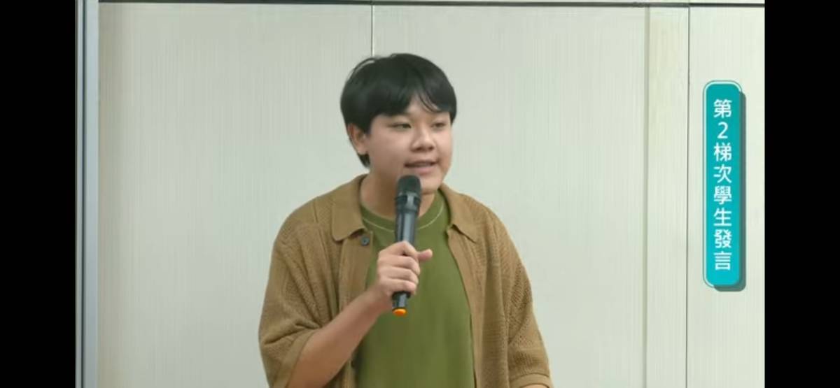 學生代表上台發表兩分鐘建議