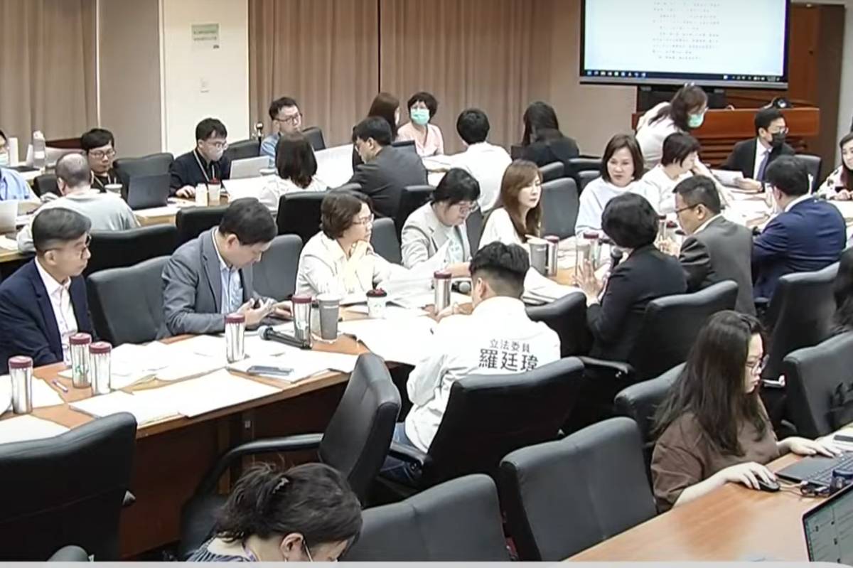 立法院教育及文化、財政委員會今天(2號)就「運動彩券發行條例」修正草案進行審查，會前體育署署長鄭世忠接受媒體聯訪