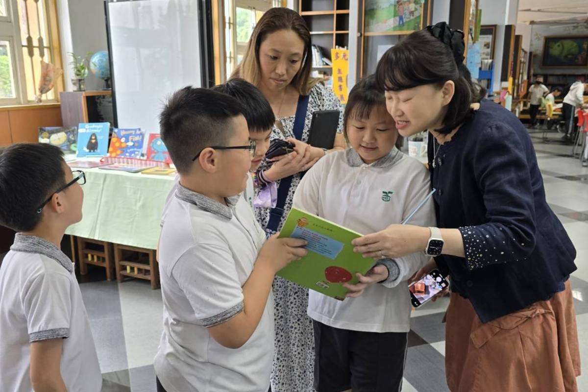 小朋友與Betina Hsieh教授分享繪本