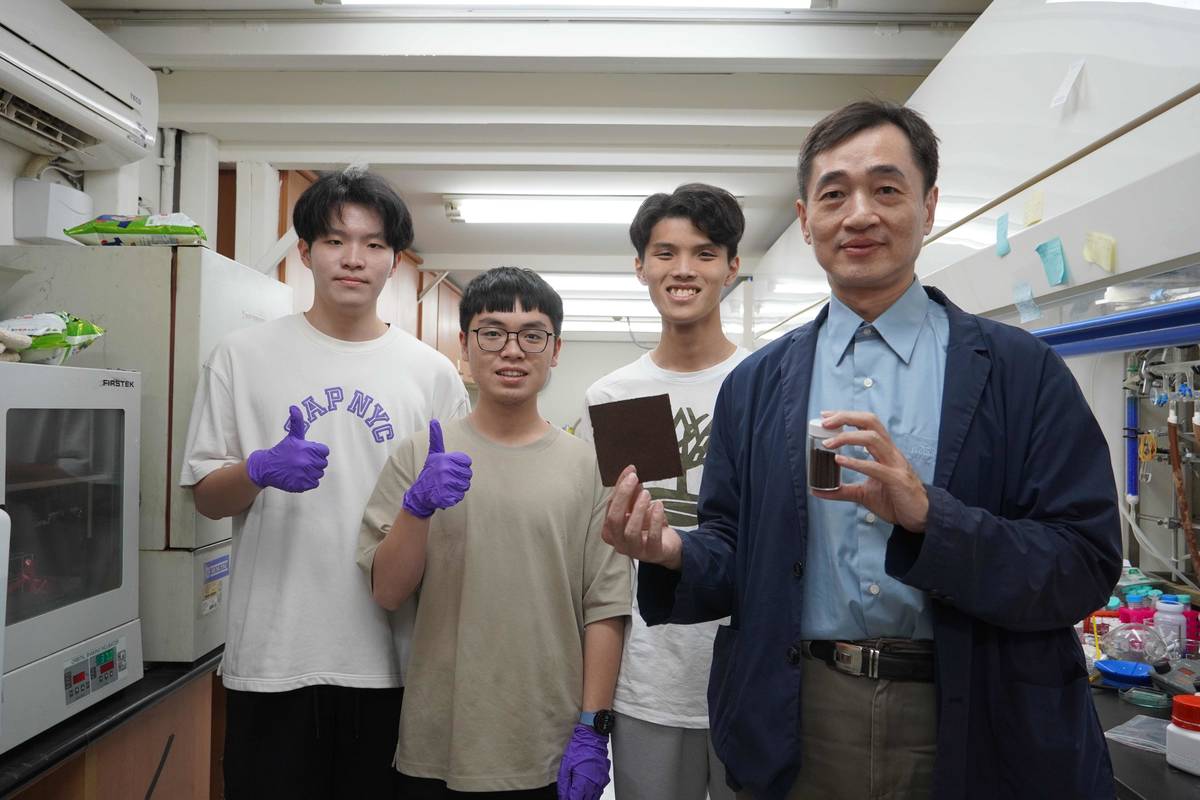 臺科大材料系教授陳建光帶領研究團隊投入「廢棄咖啡渣環保隔音建材」的研究，開發兼具隔音、除臭與環保特性的創新材料，展現廢棄物升級再利用的潛力。左起：材料系大三學生汪鎧勳、李冠霆、常安廷、陳建光教授。(臺科大提供)