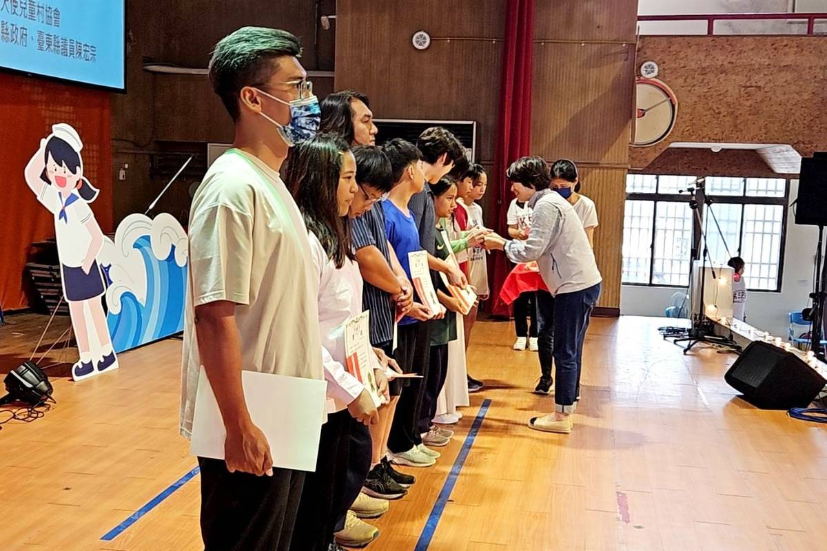 中華天使兒童村協會今(2)日在關山國小辦理「天使勤學獎助學金頒獎典禮」，涵蓋臺東縣池上鄉、海端鄉、延平鄉、鹿野鄉及關山鎮等共95位師生獲得捐助。