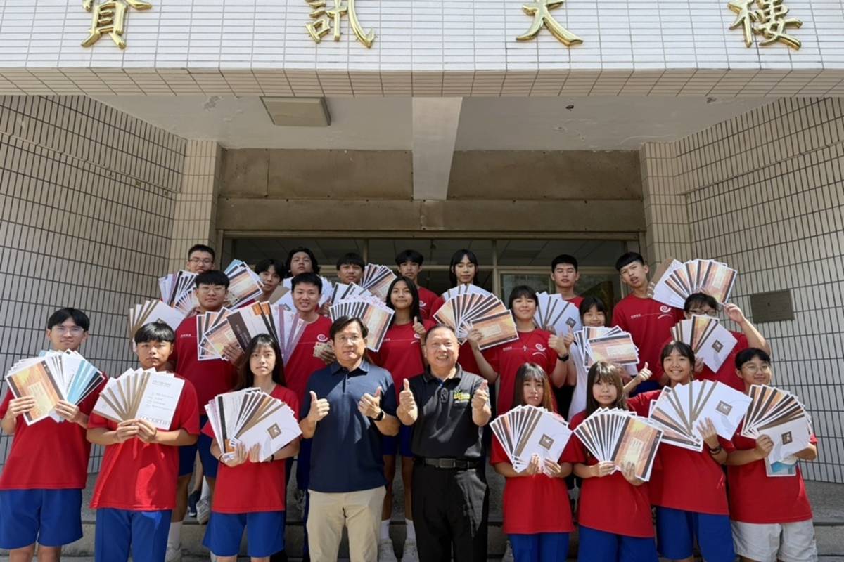 國立臺東高商資料處理科三年甲班師生在各項證照檢定中繳出亮眼成績，全班24位學生在導師黃俊豪指導下，共取得高達691張證照。