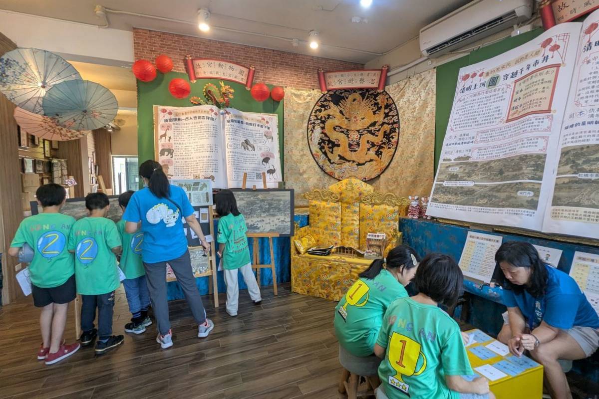 在故宮建院百年之際，北市龍安國小策劃「故宮遊藝思」主題書展，並設計闖關活動


