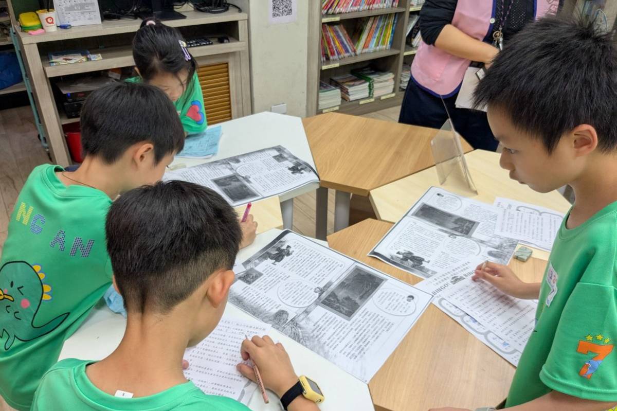 龍安國小學生閱讀文本，完成闖關任務
