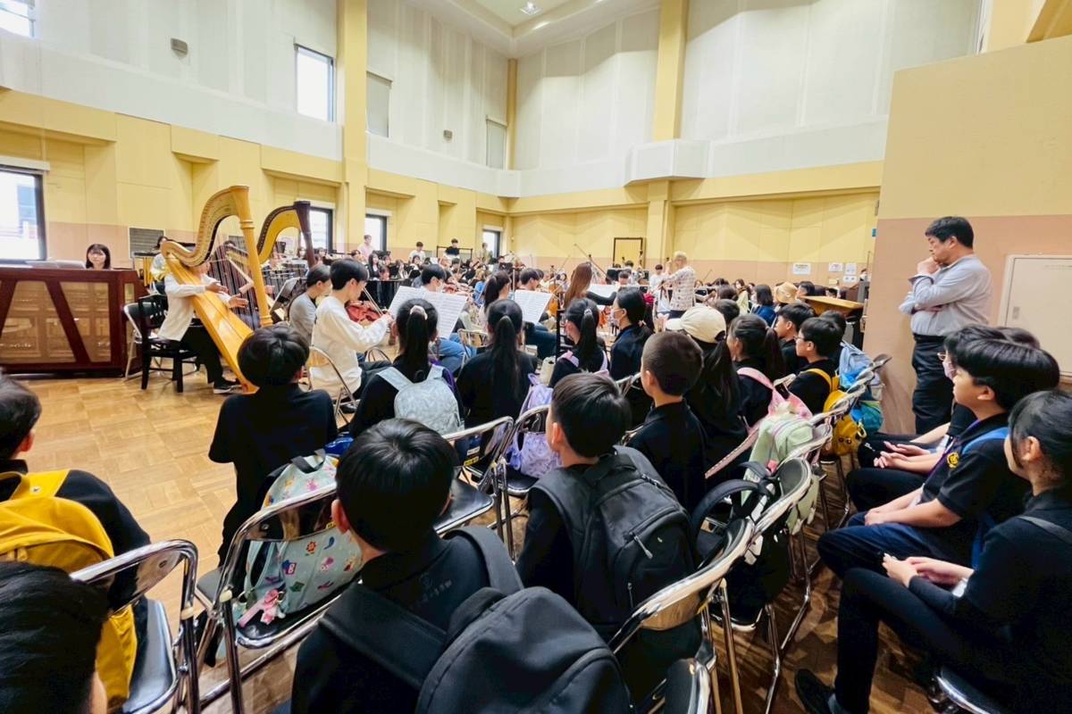 古亭國小音樂班學子參訪大阪音樂大學管弦樂團的合奏課程