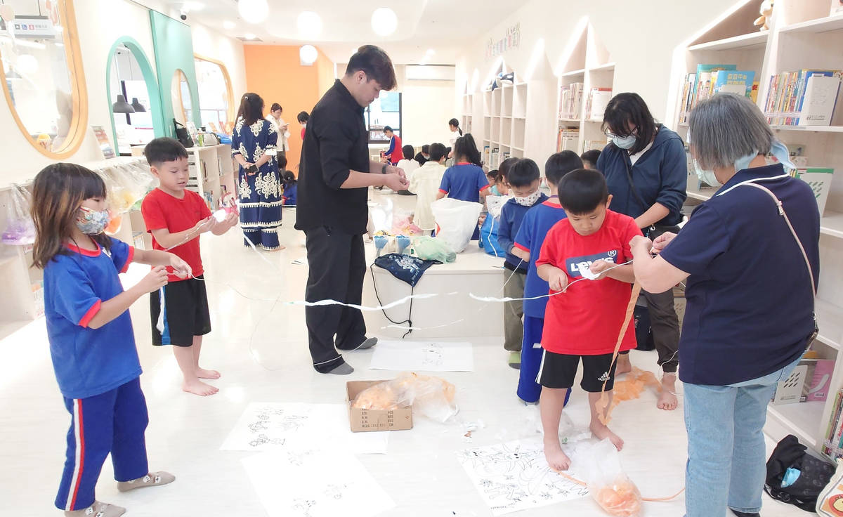 塑膠袋也能變藝術 八里龍形圖書閱覽室邀親子減塑愛地球