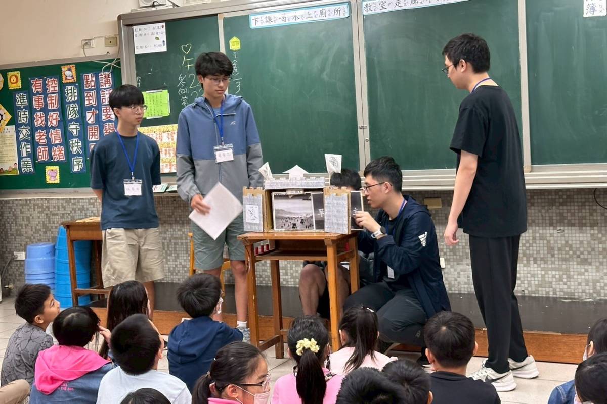 元智大學學生，透過「紙芝居」的演出，講述三國經典故事 (元智大學提供)