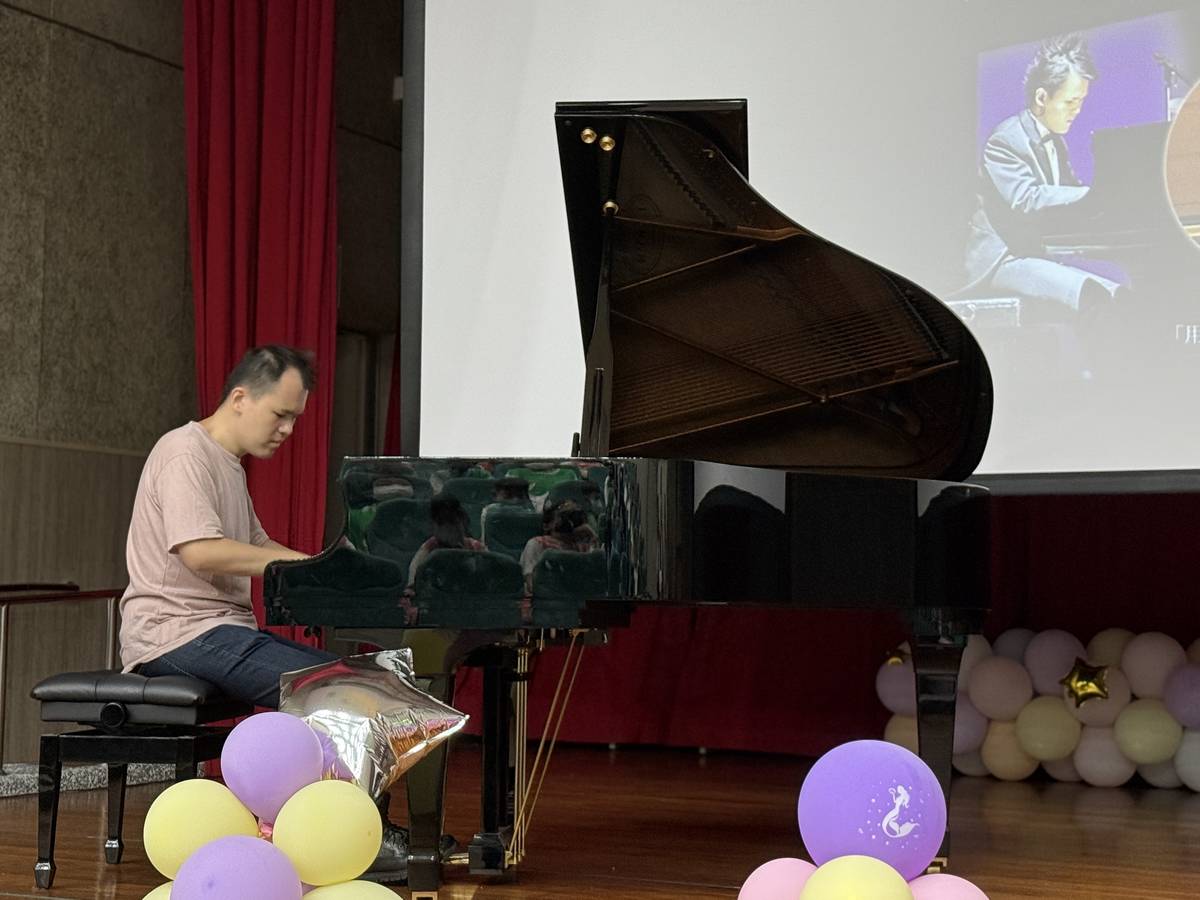 天才視障鋼琴家許哲誠演出 翻轉基隆學子夢想的聲音