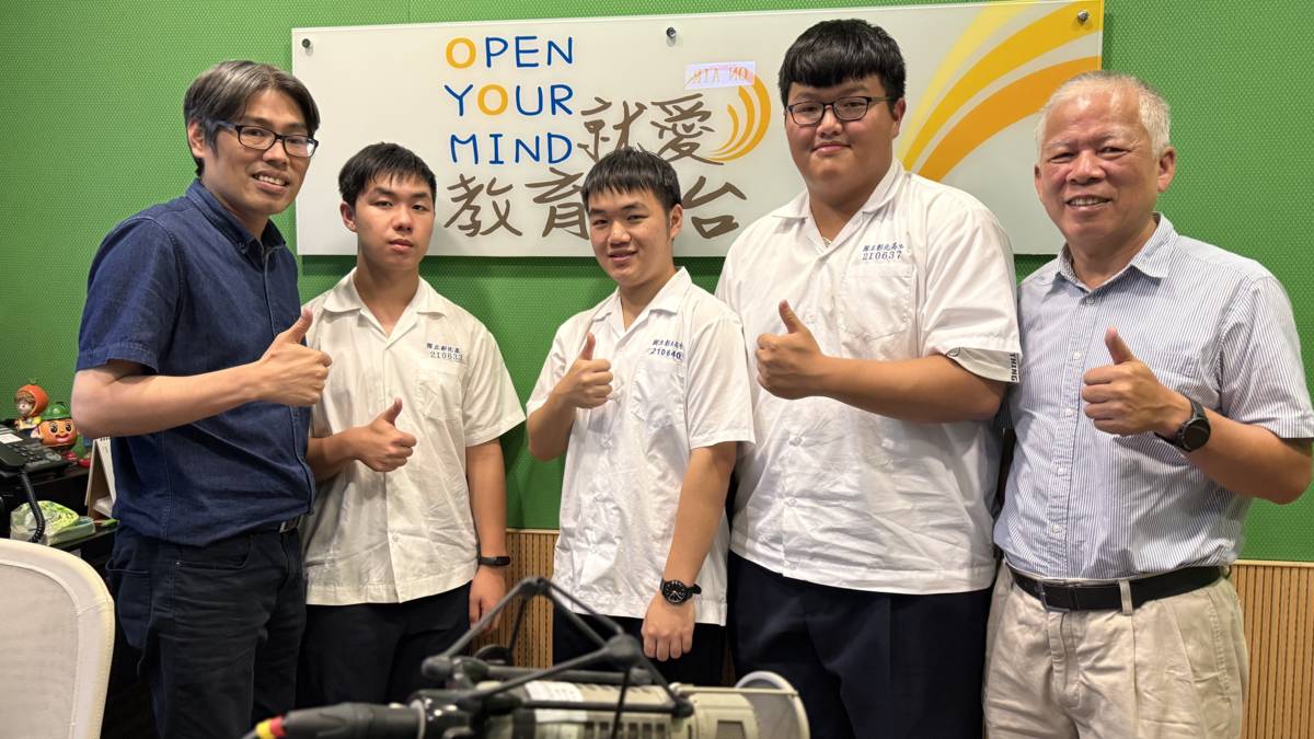 「仰望盃HomeRun全國科學實作大賽」總裁判長：彰師大物理學系洪連輝教授，以及總冠軍隊.彰化高中「三隻猴子闖HomeRun 」指導老師邱科文老師，彰化高中洪秉寬、高楷喆、林奕丞同學。