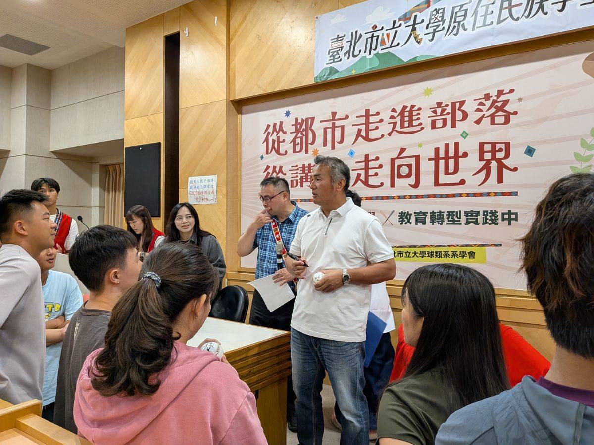 張泰山教練與學生互動熱絡