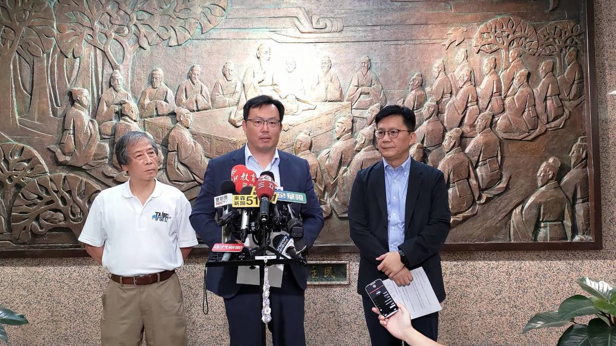 體育署署長鄭世忠(中)