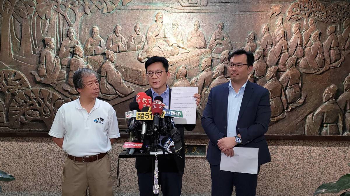 教育部政次張廖萬堅(中)