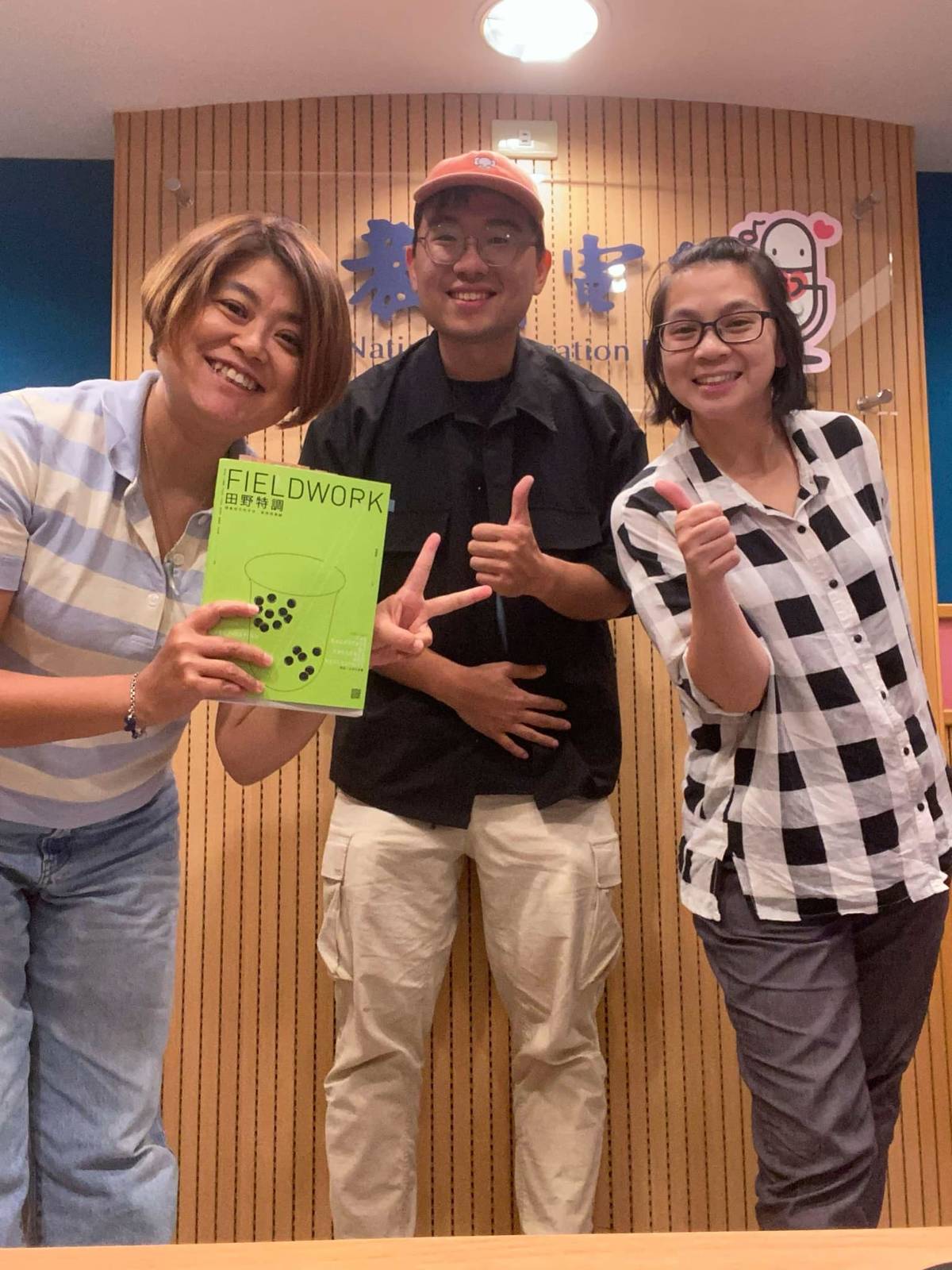來賓王昱登和主持人合影。
