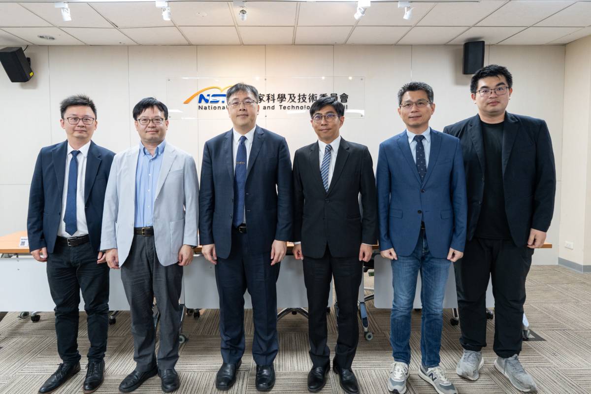 研究團隊包括國立清華大學、國立臺灣大學及國家儀器科技研究中心等單位成員，記者會合影。(國科會提供)